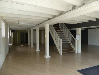 <p>De vloer met vloerbalken, onderslagbalk (horizontale balk midden onder) en standvinken (verticale staanders) zijn in 1915 aangebracht om een zwaardere last te kunnen dragen ten behoeve van de pakhuisfunctie.</p>
